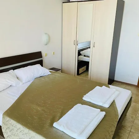 S08 Apartment With Patio And Sea View شقة نيسيبار