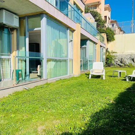S08 Apartment With Patio And Sea View نيسيبار