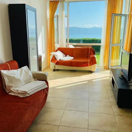 S08 Apartment With Patio And Sea View * نيسيبار